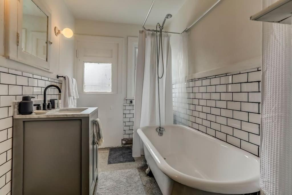 Villa Luxe Mid-Century Styled Historic Townhouse #1 Detroit Esterno foto